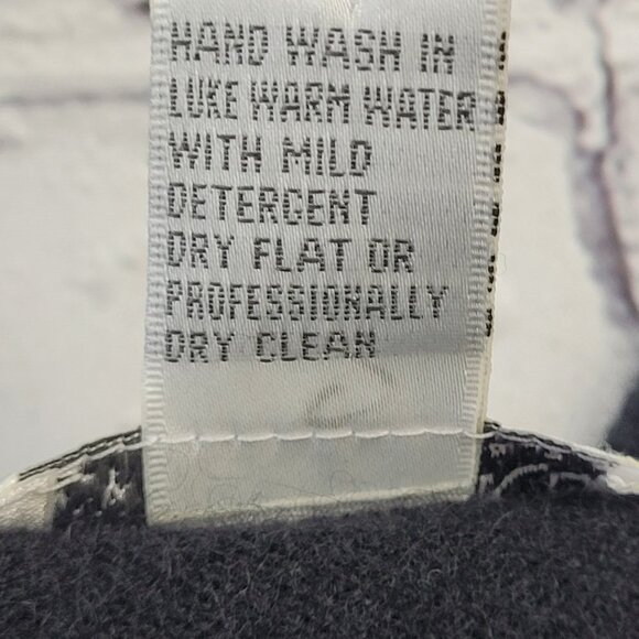 Bloomingdale’s woman’s black 100% cashmere embroidered button down cardigan M - Picture 10 of 11